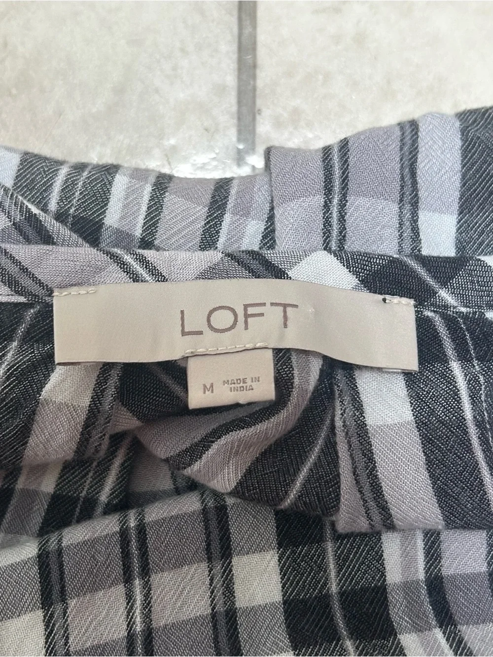 Loft Ann Taylor Plaid Check Flowy Top Womens Medium Black Gray